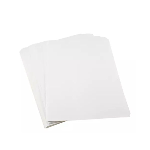 La imagen muestra dos hojas de papel blanco apiladas una sobre la otra. El fondo es de color naranja sólido. Las hojas están colocadas de manera que la esquina superior izquierda de la hoja superior está ligeramente inclinada hacia la izquierda.